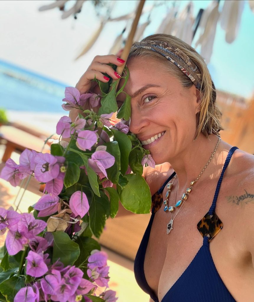 Ceyda Düvenci poses boobs