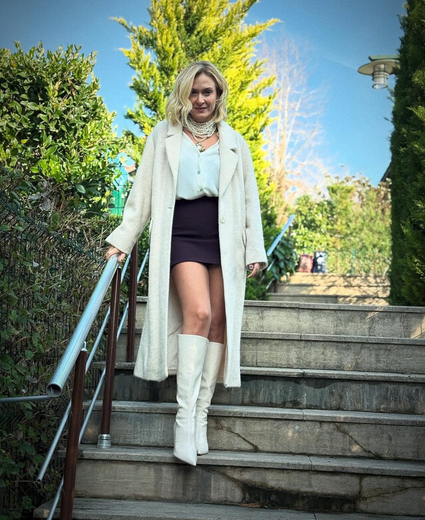 Ceyda Düvenci poses hot bikini