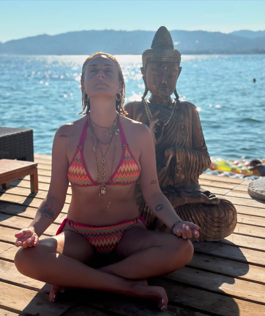 Ceyda Düvenci poses nude pics