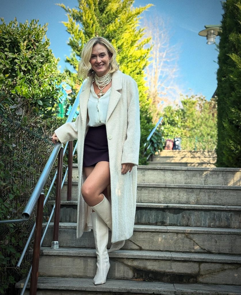 Ceyda Düvenci poses pussy