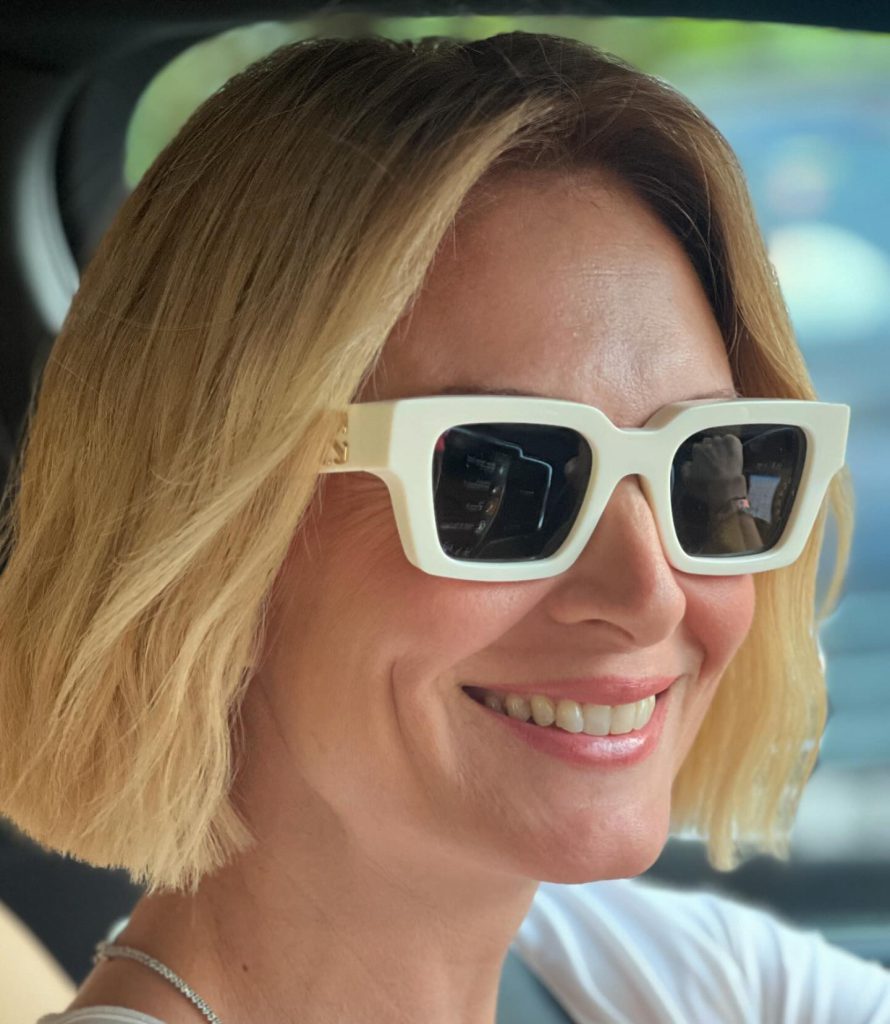 Ceyda Düvenci smiles bikini