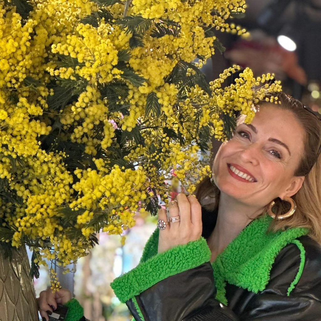 Ceyda Düvenci smiles hot bikini