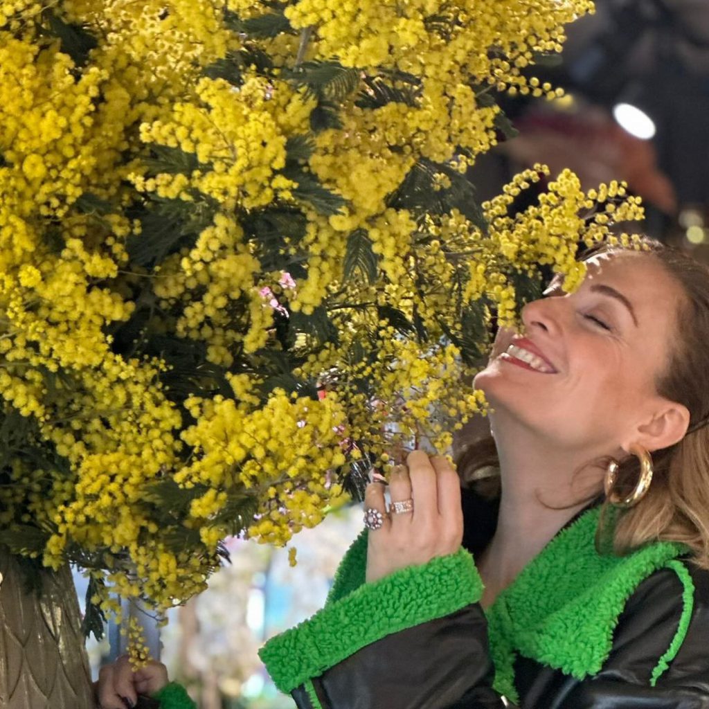 Ceyda Düvenci smiles hot images