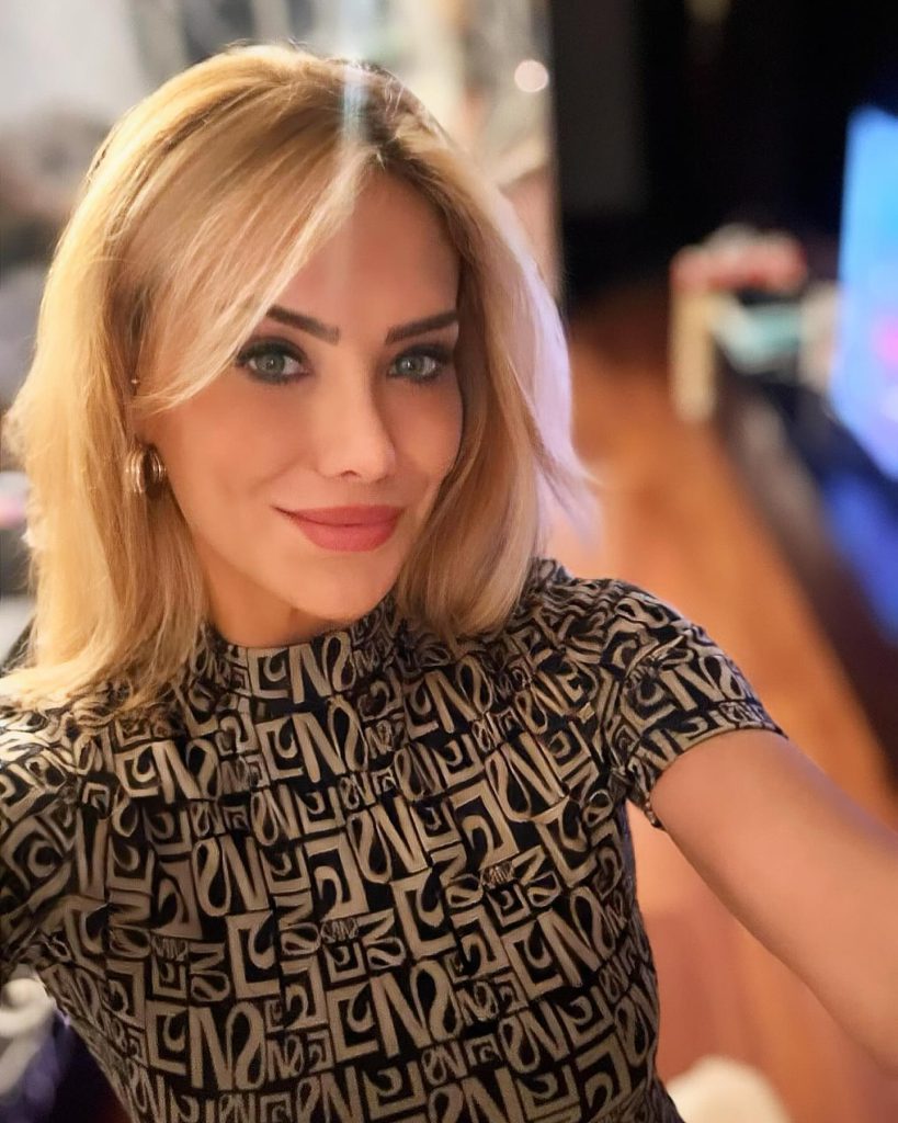 Ceyda Ersoy depicts fire hot bikini