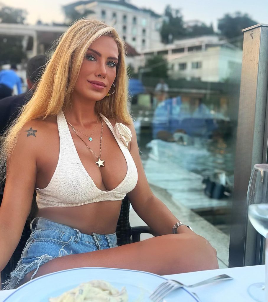 Ceyda Ersoy depicts fire naked