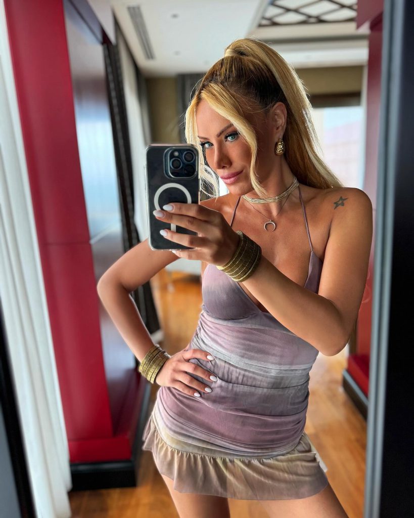 Ceyda Ersoy poses nudes