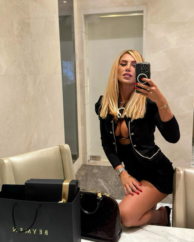 Ceyda Ersoy smiles hot photos