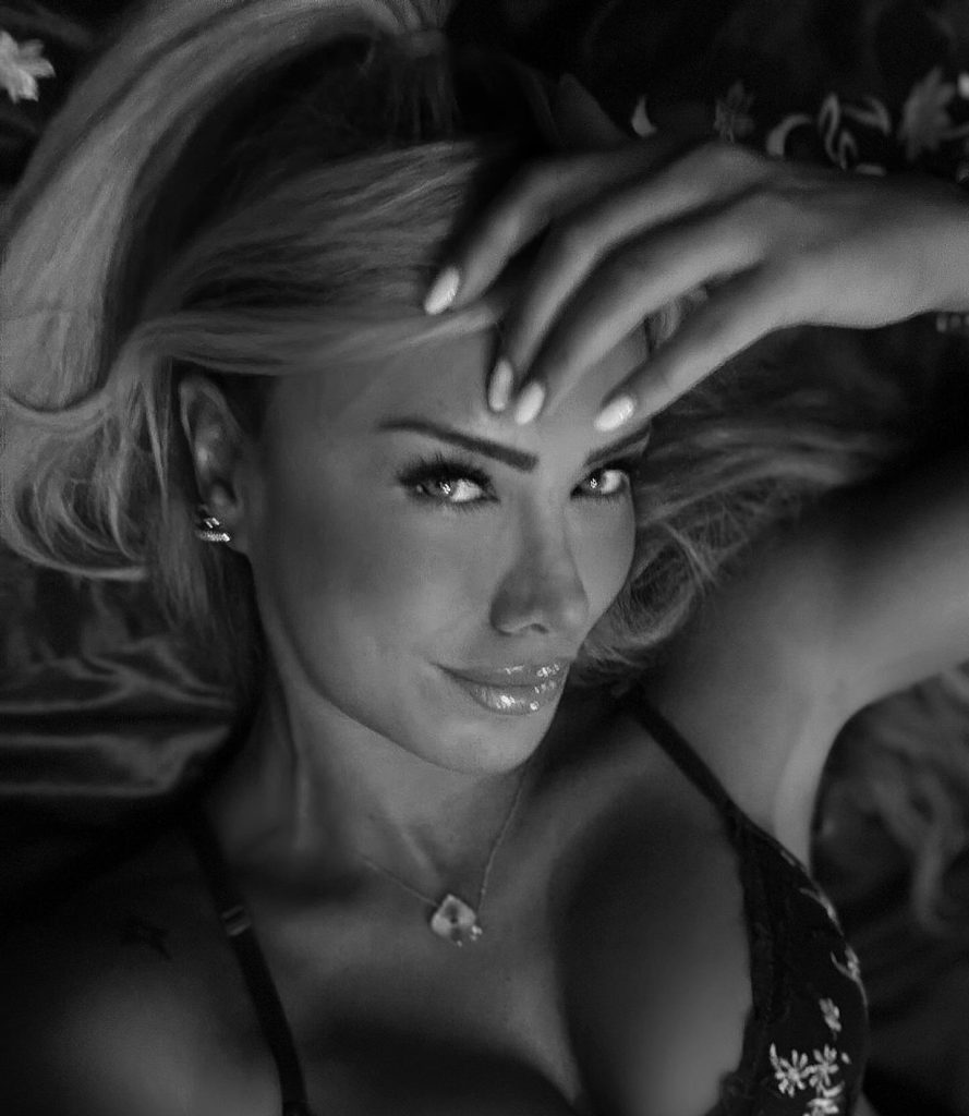 Ceyda Ersoy smiles nude pics