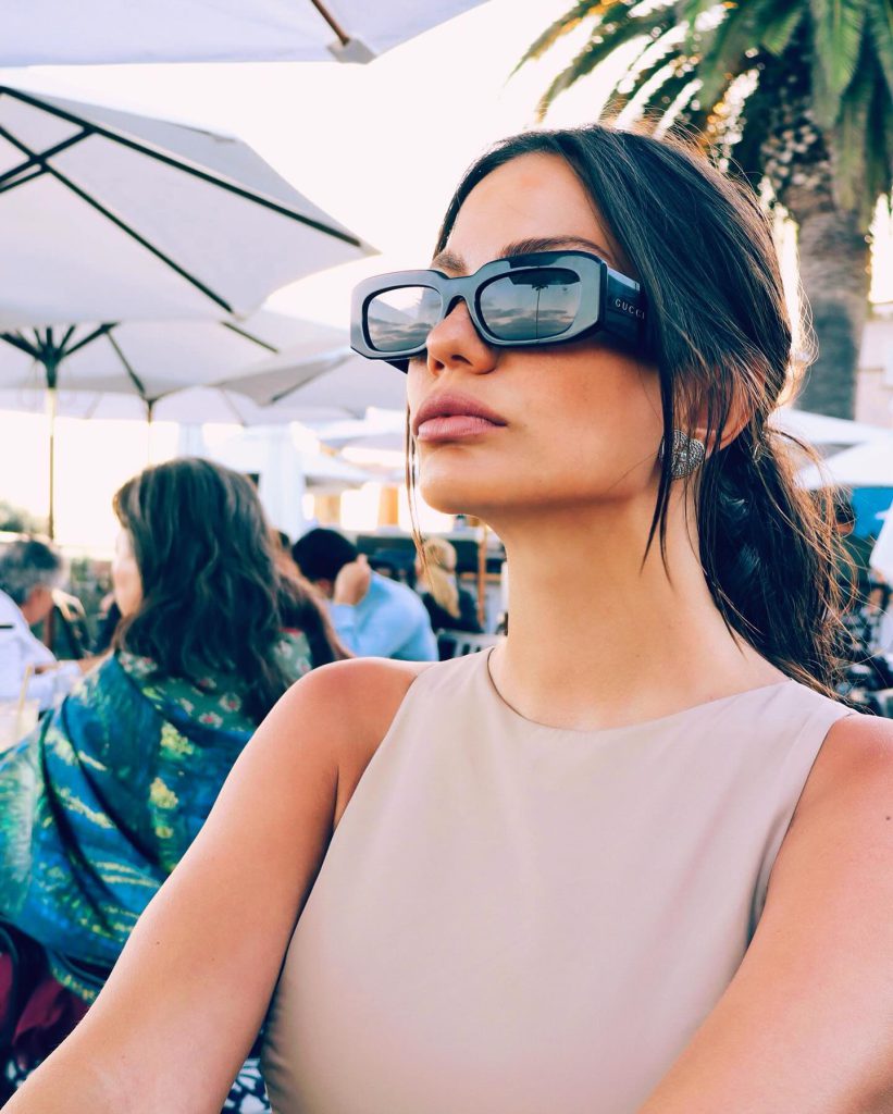 Demet Özdemir depicts fire naked