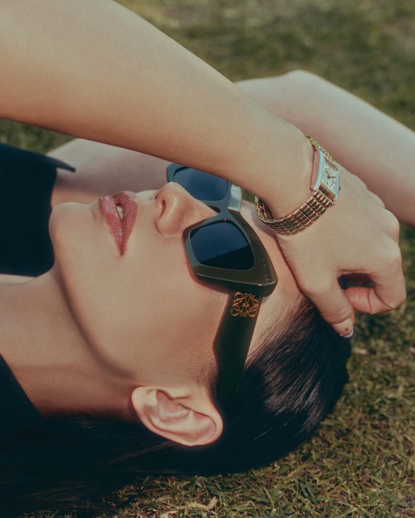 Demet Özdemir looks boobs