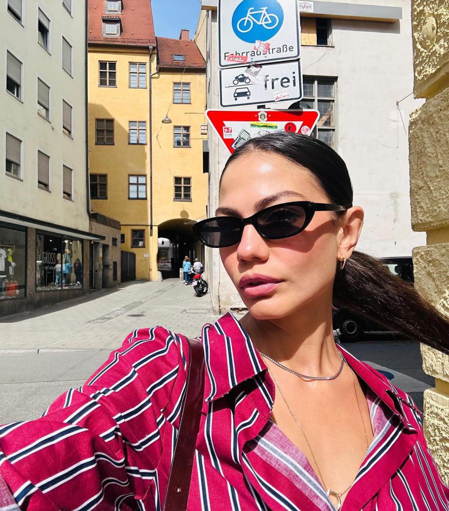 Demet Özdemir looks hot images