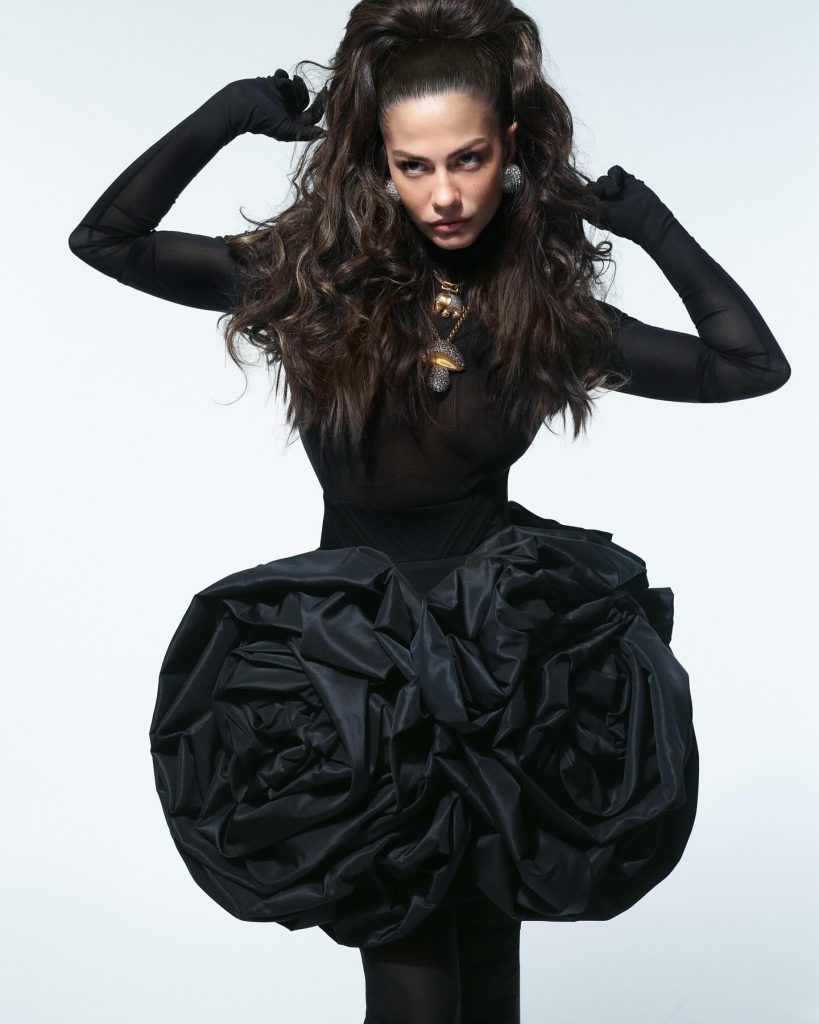 Demet Özdemir looks naked