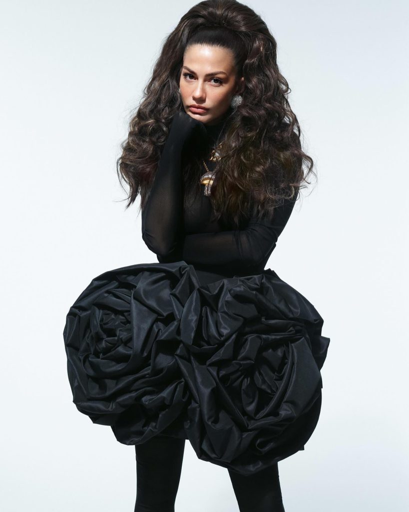 Demet Özdemir looks nude