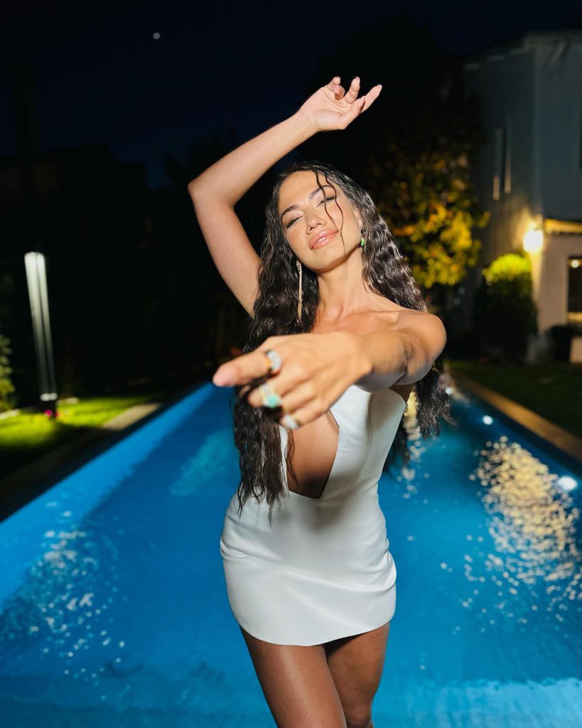 Demet Özdemir modeling boobs