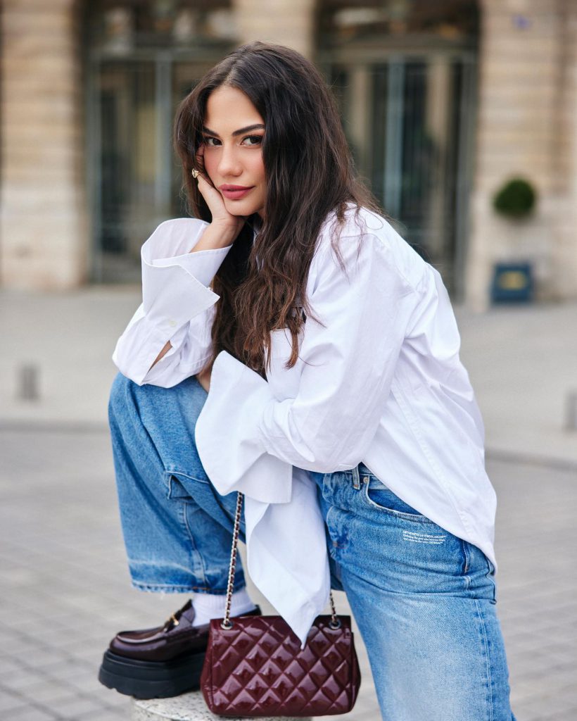 Demet Özdemir poses bikini