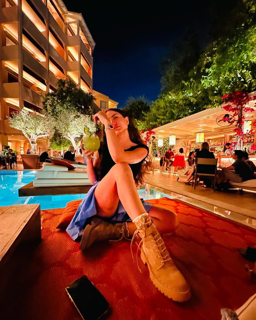 Demet Özdemir poses boobs