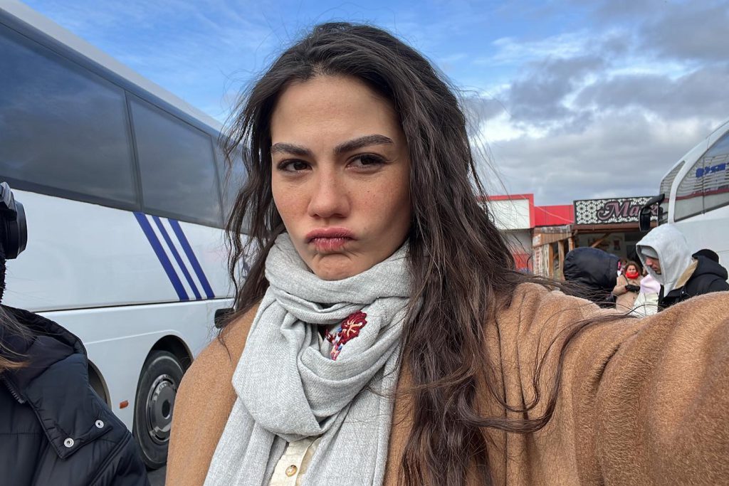 Demet Özdemir poses fuck