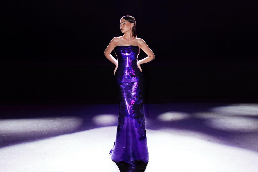 Demet Özdemir poses hot bikini