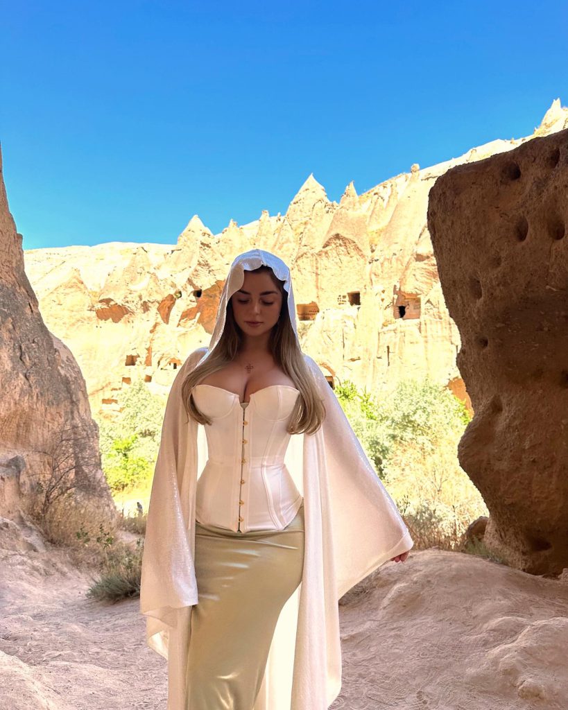 Demi Rose ardent hot images