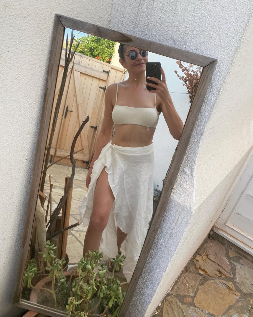 Demi Rose looks porn