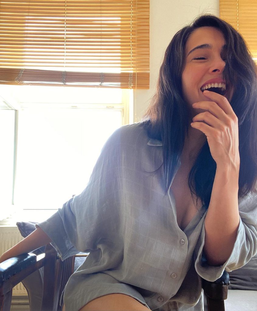 Demi Rose looks pussy