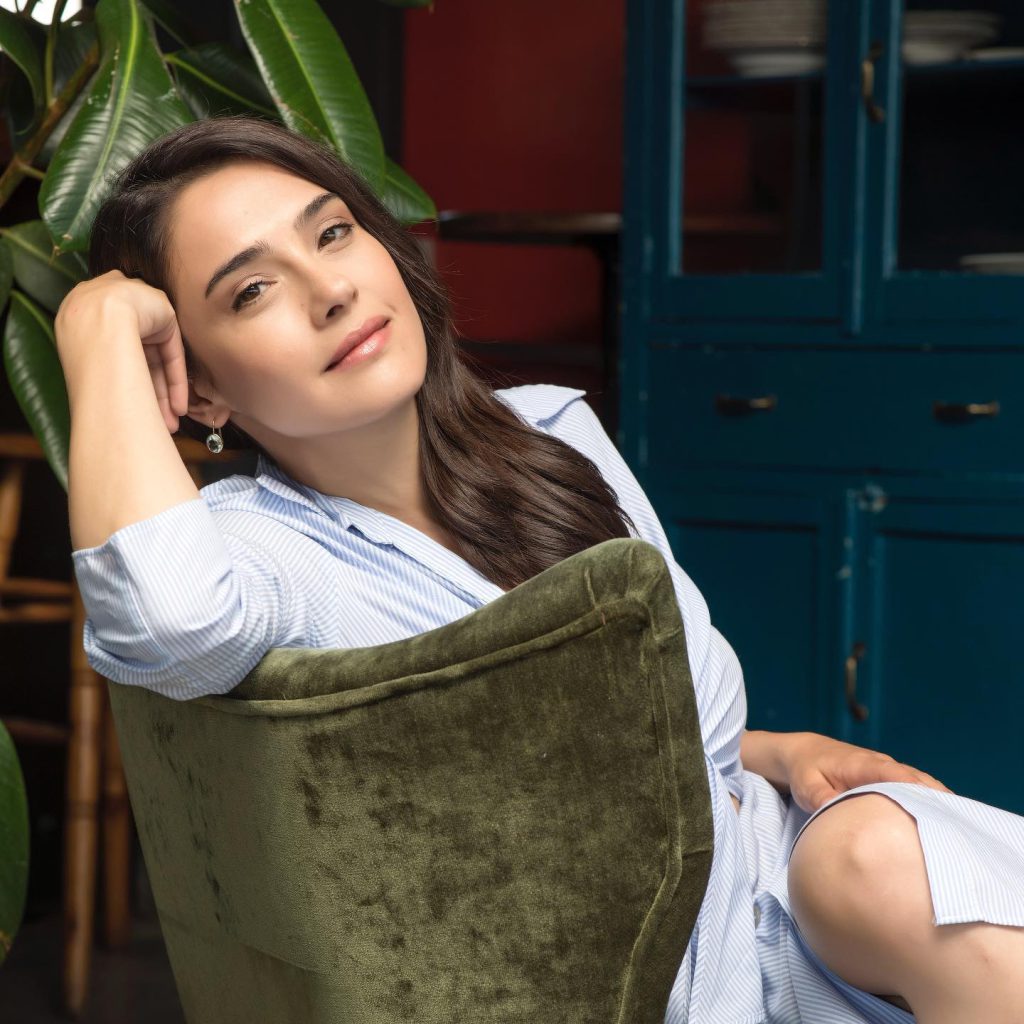 Demi Rose modeling nude pics