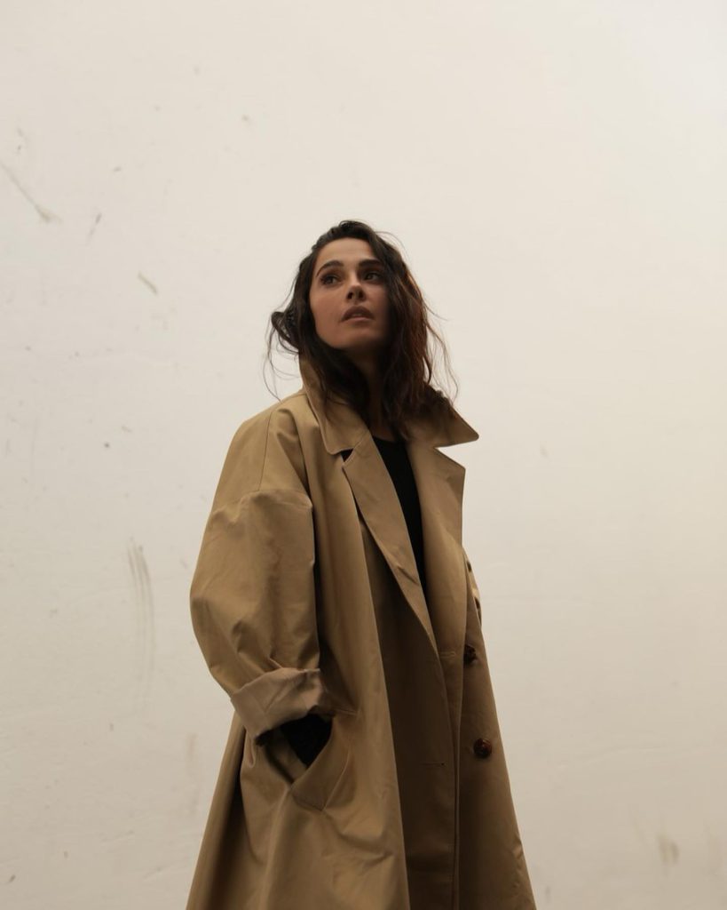 Demi Rose poses pussy