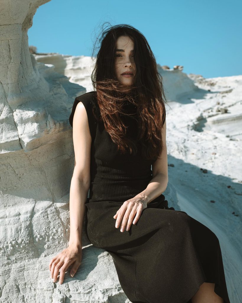 Demi Rose poses sex scenes