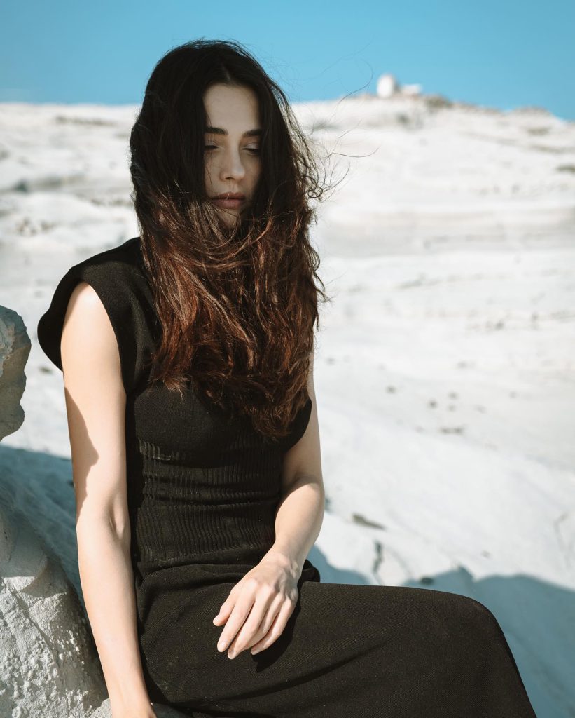 Demi Rose poses xxx porn