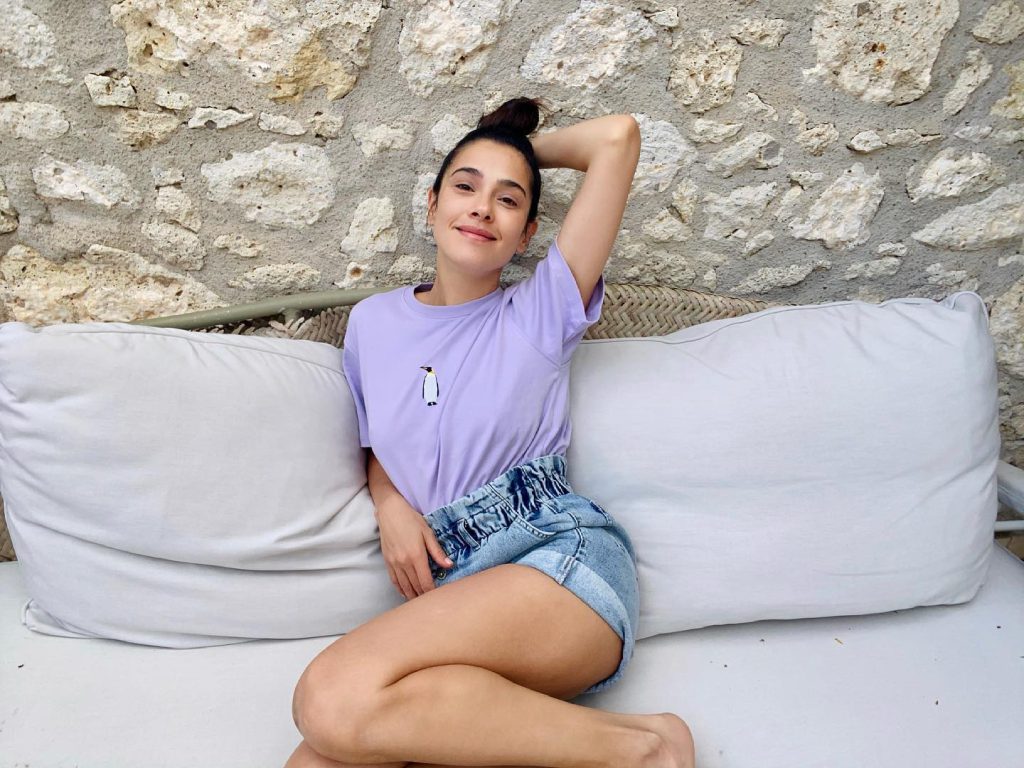 Demi Rose smiles hot pics