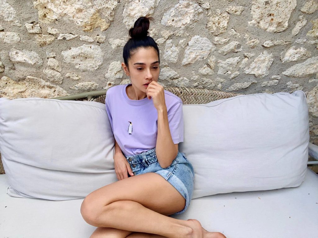 Demi Rose smiles nude pics