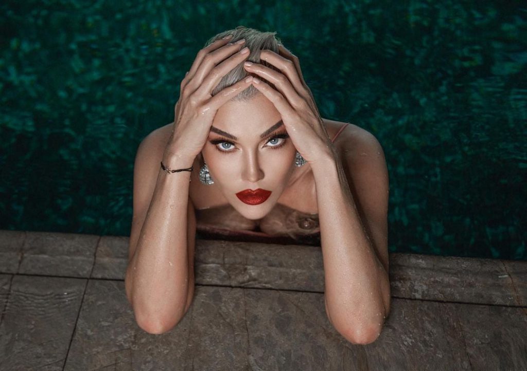 Deniz Akkaya ardent hot pics