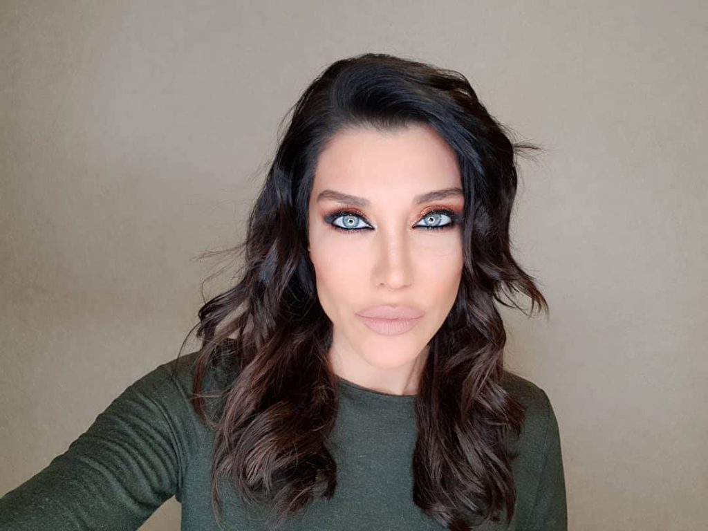 Deniz Akkaya ardent sexy