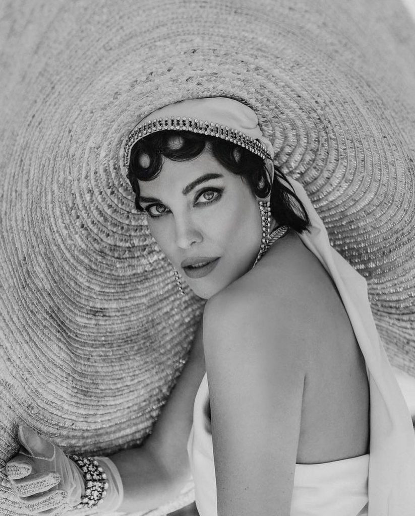 Deniz Akkaya hot images