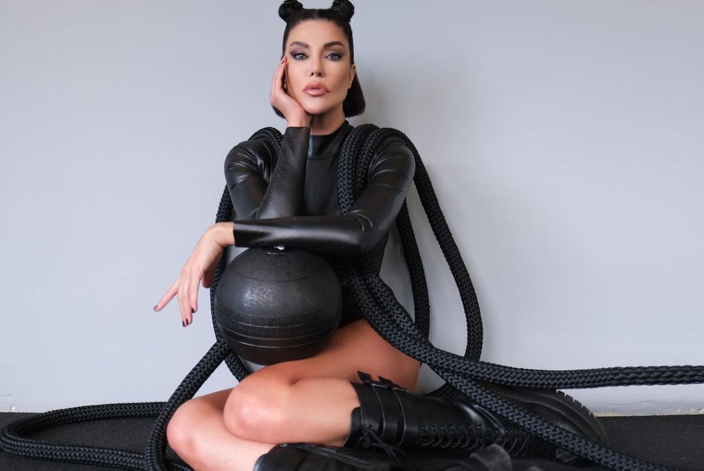 Deniz Akkaya hot pics