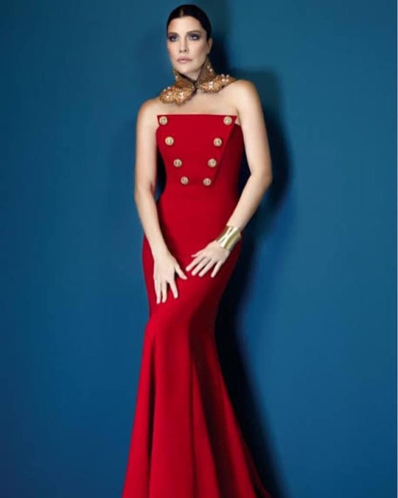 Deniz Akkaya looks hot bikini