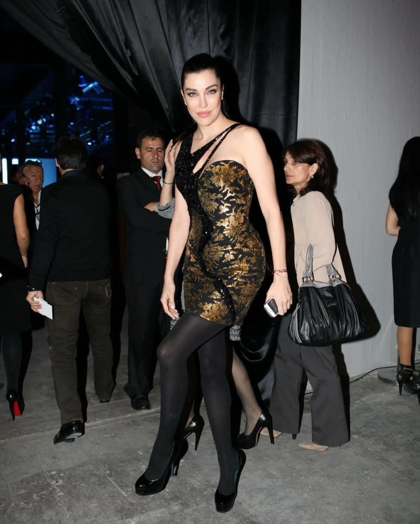 Deniz Akkaya looks nude pics