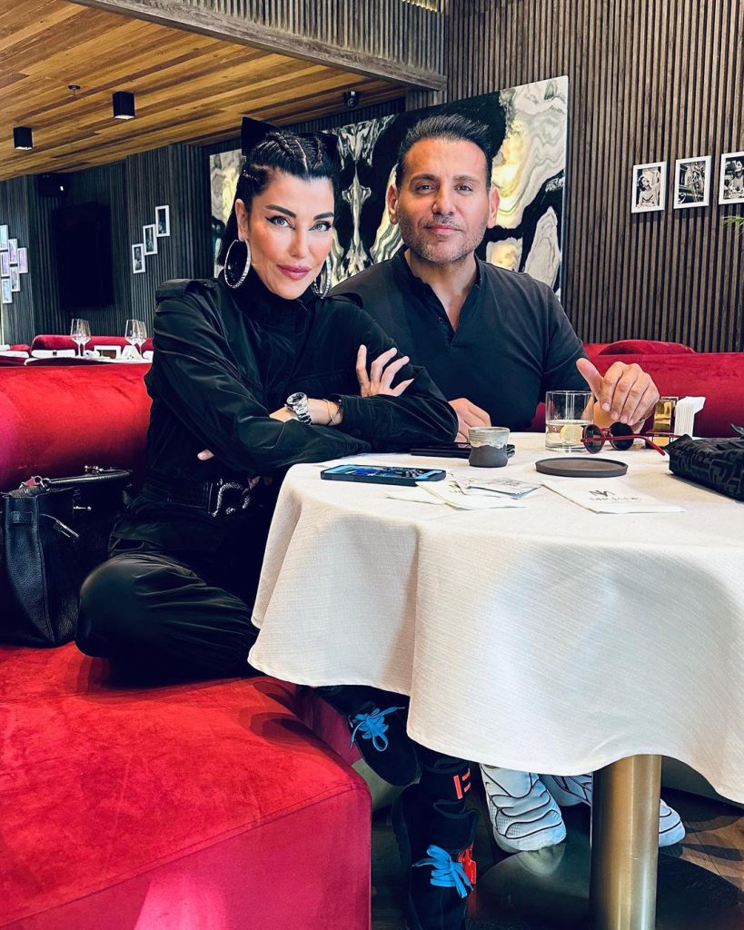 Deniz Akkaya poses pussy