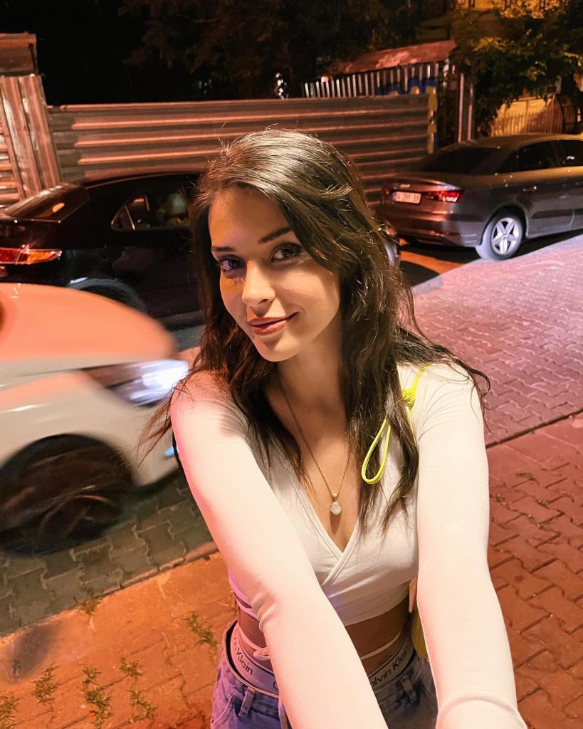 Devrim Özkan depicts fire boobs