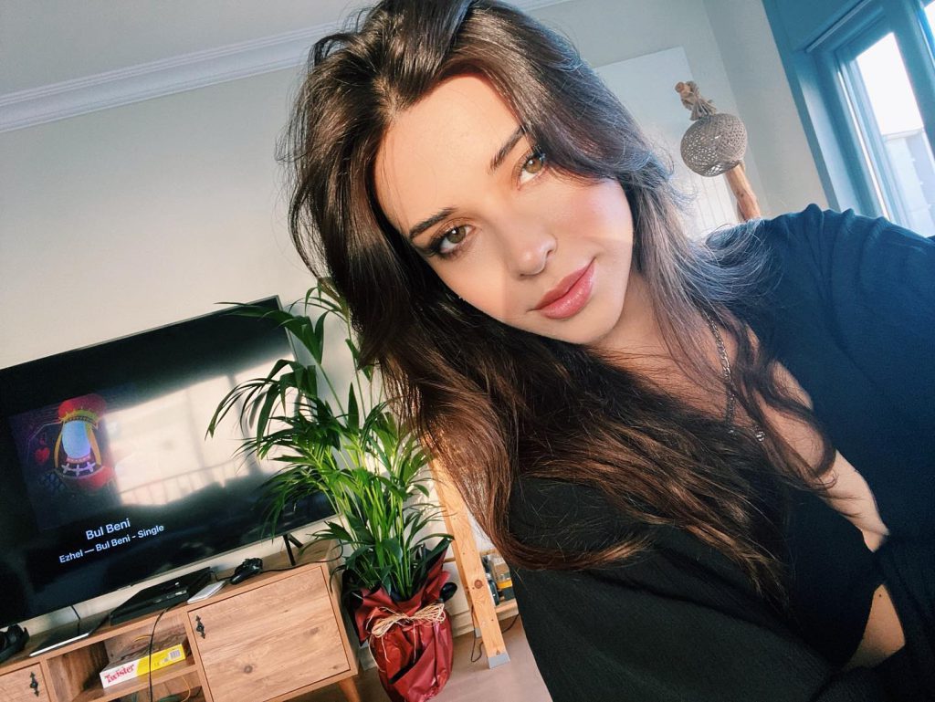 Devrim Özkan depicts fire hot pics