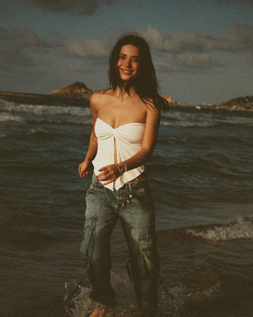 Devrim Özkan modeling pussy