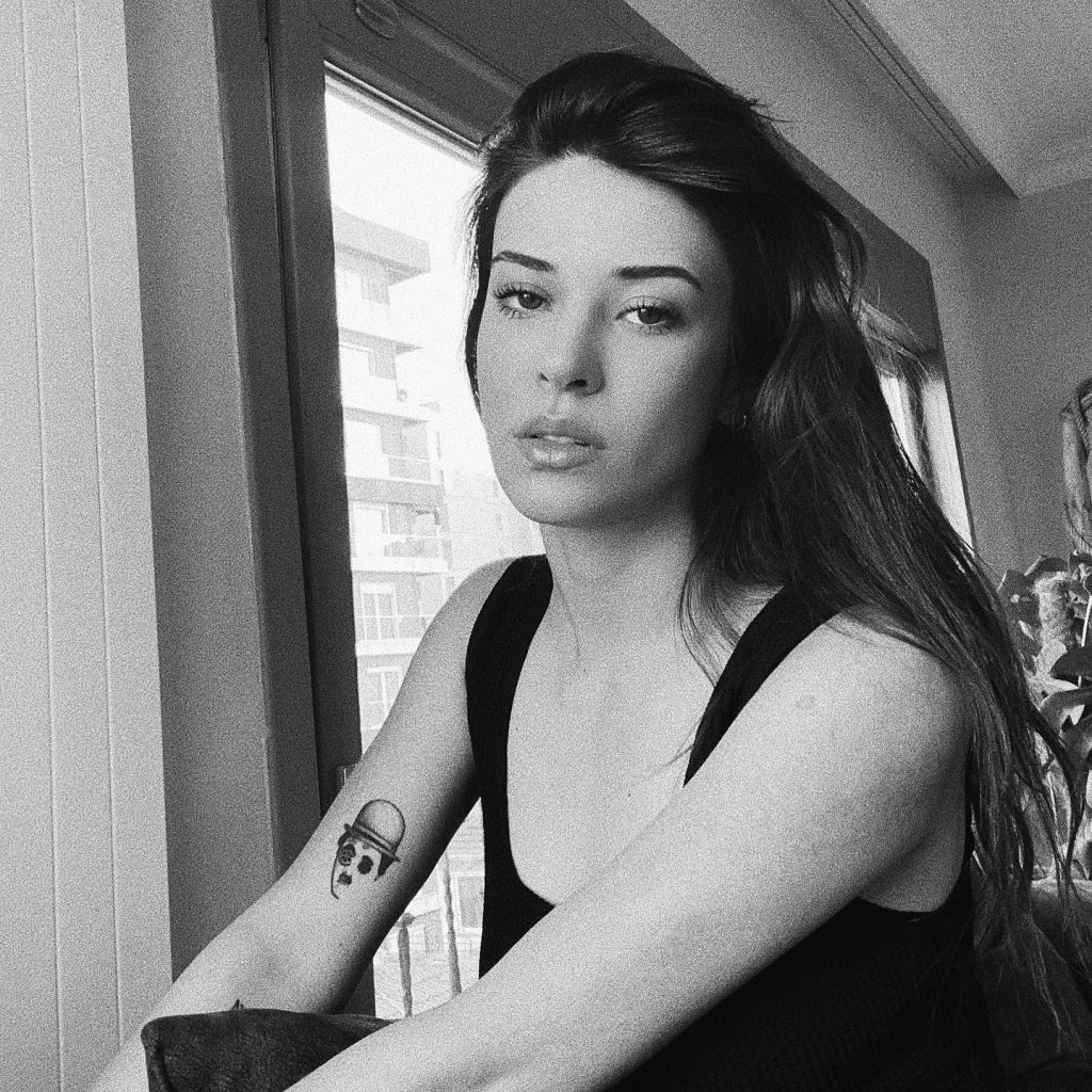 Devrim Özkan poses porn