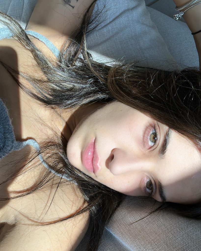 Devrim Özkan poses pussy