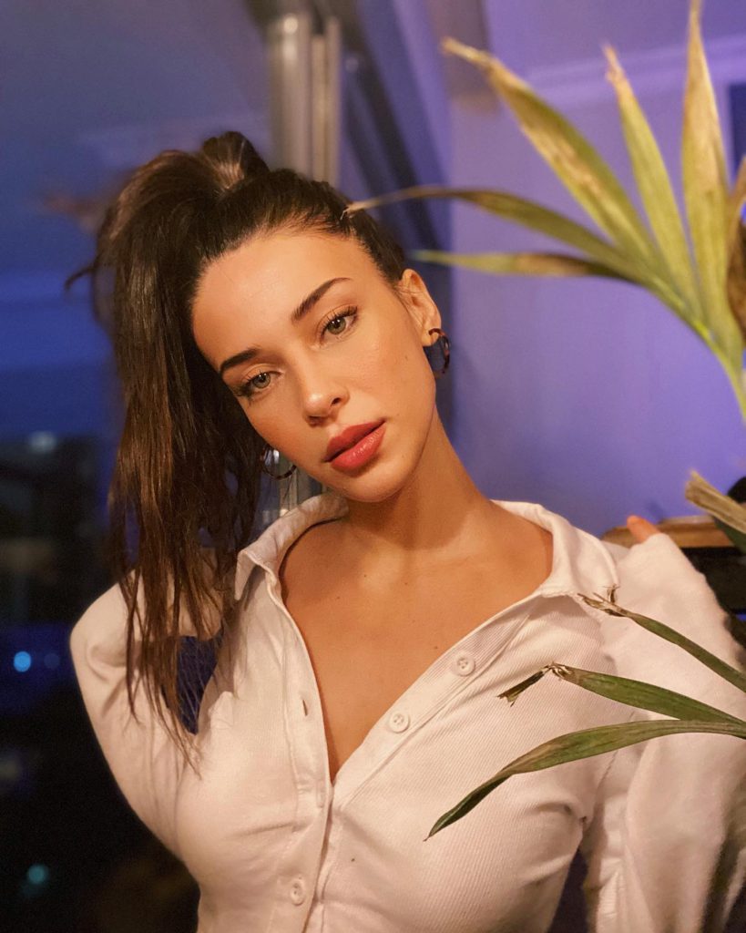 Devrim Özkan smiles nude