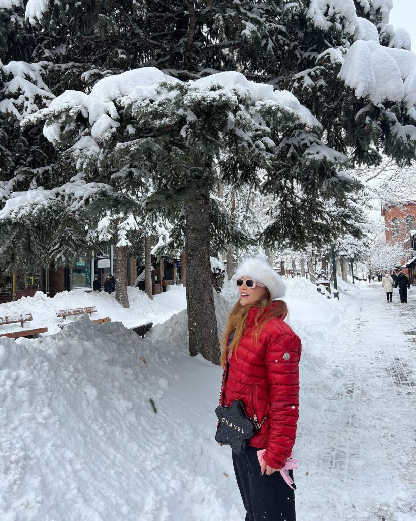 Ebru Şallı poses nude pics