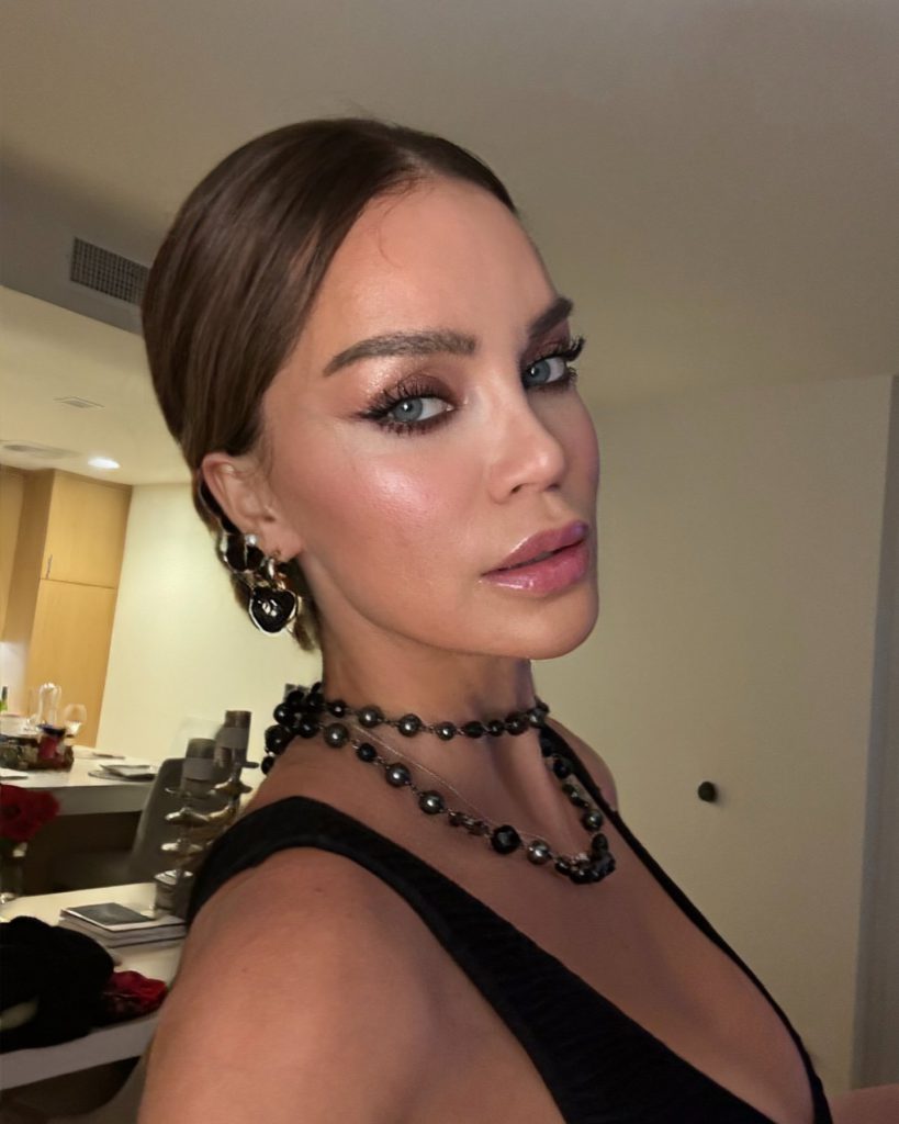 Ebru Şallı poses pussy