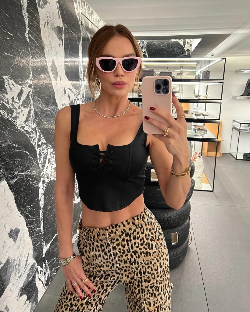 Ebru Şallı poses xxx
