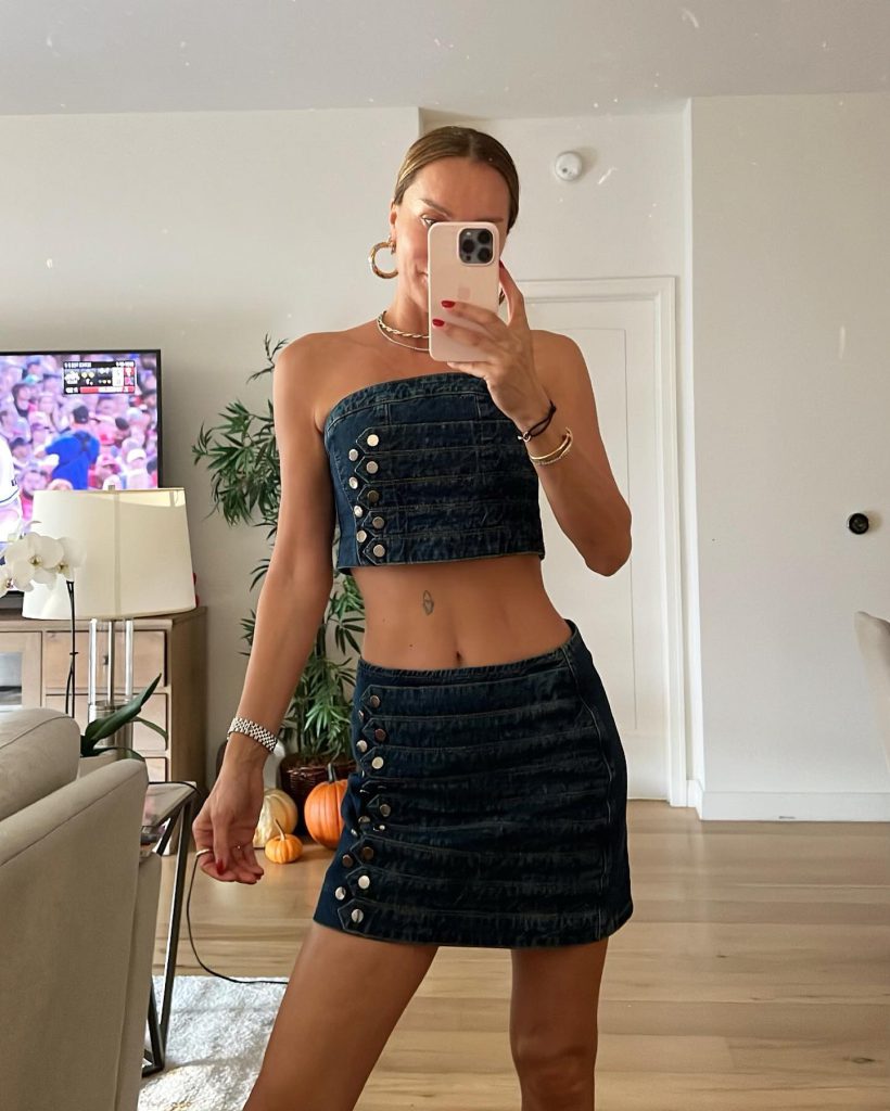 Ebru Şallı poses xxx porn