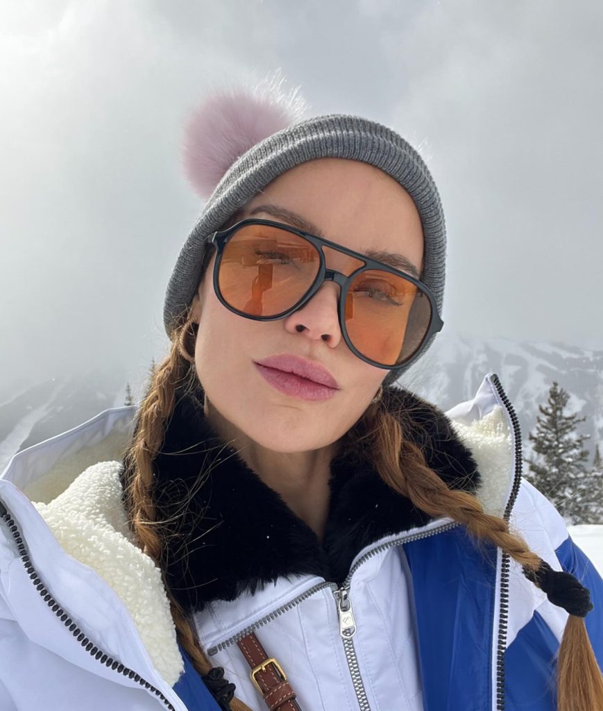 Ebru Şallı smiles nude pics