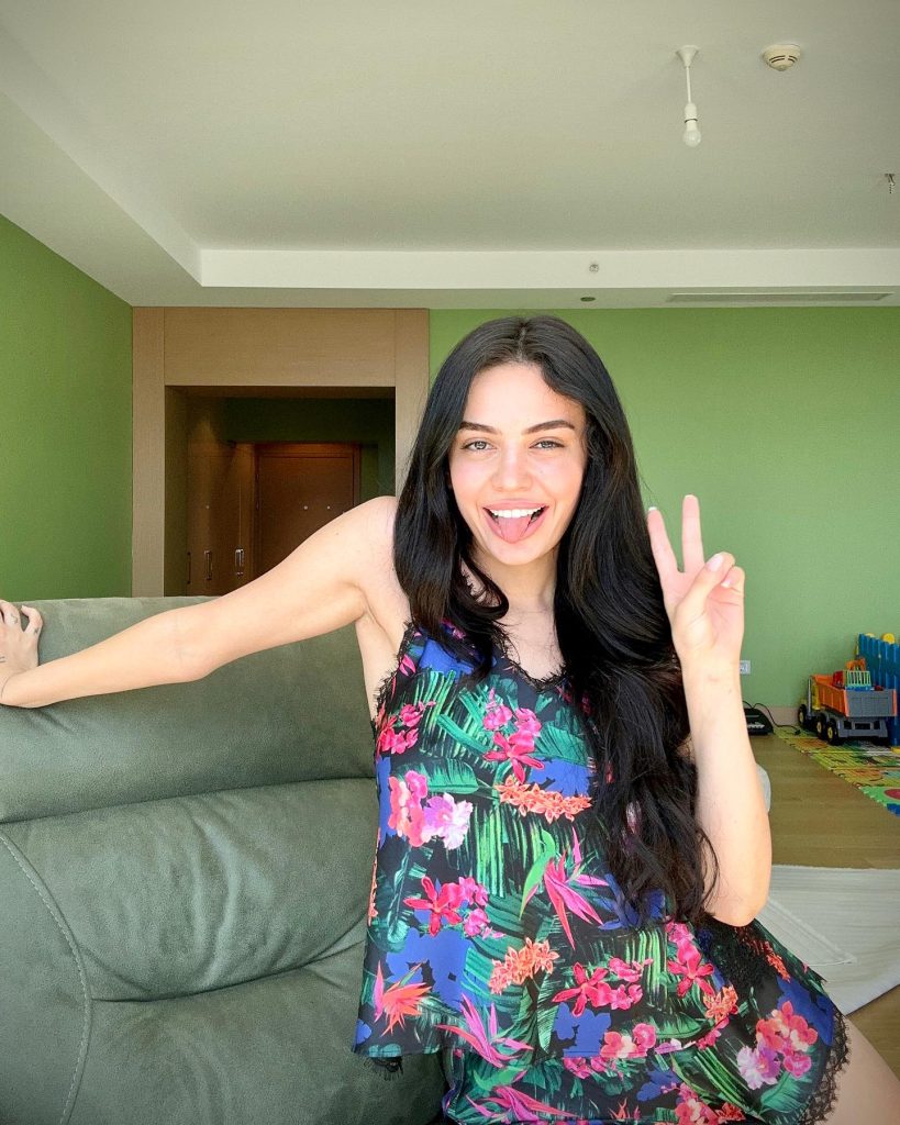 Ece Ronay ardent naked